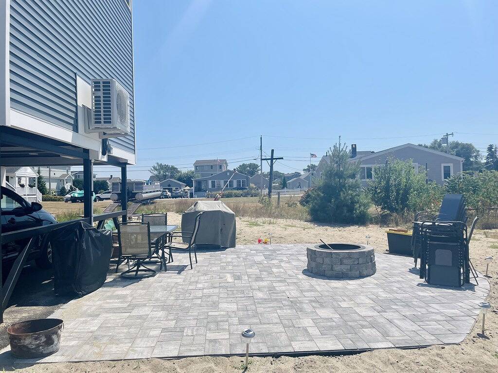 Cozy Costal Cottage ~ Prime Location ~ Just Seconds from Hills Beach! in Biddeford, York County