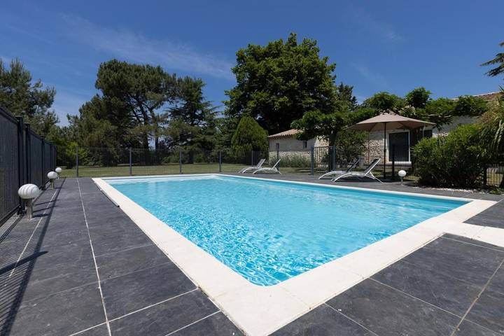 Chambre d’hôte pour 2 personnes, avec Terrasse et Jacuzzi ainsi que Jardin et Piscine à Vertheuil