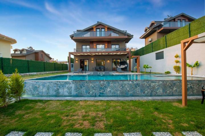 Ferienhaus für 8 Personen, mit Kinderpool und Balkon sowie Garten - 1