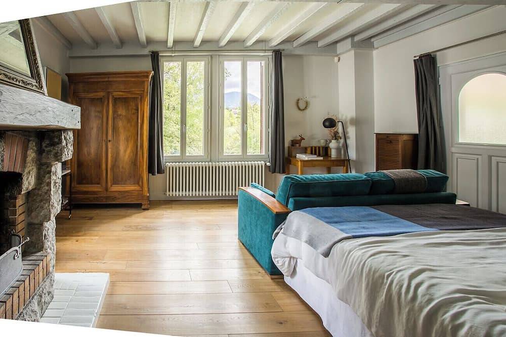 Les Nénuphars, magnifique villa au bord du canal in Saint-Alban-de-Montbel, Chambéry region