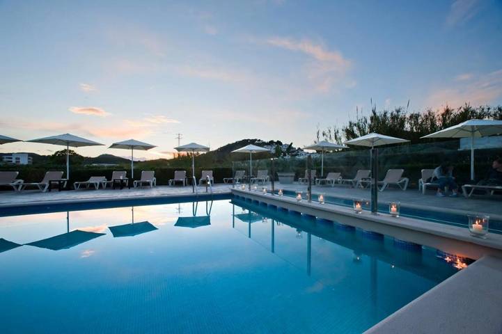 Apartamento para 5 personas, con jardín y piscina además de piscina para niños y vistas en Cala Llonga