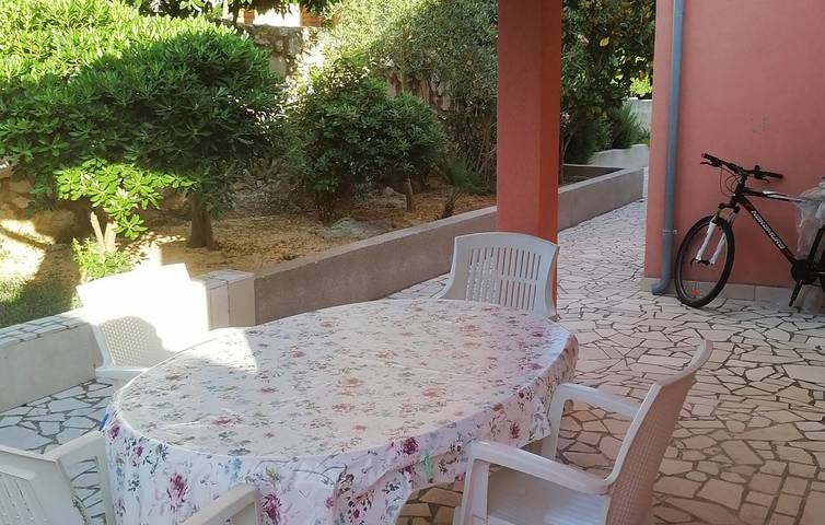 Ganze Ferienwohnung, Gemütliches Apartment mit Terrasse in der Nähe von Cres und einem Bistro, 200 m von der Küste entfernt in Cres Stadt, Cres