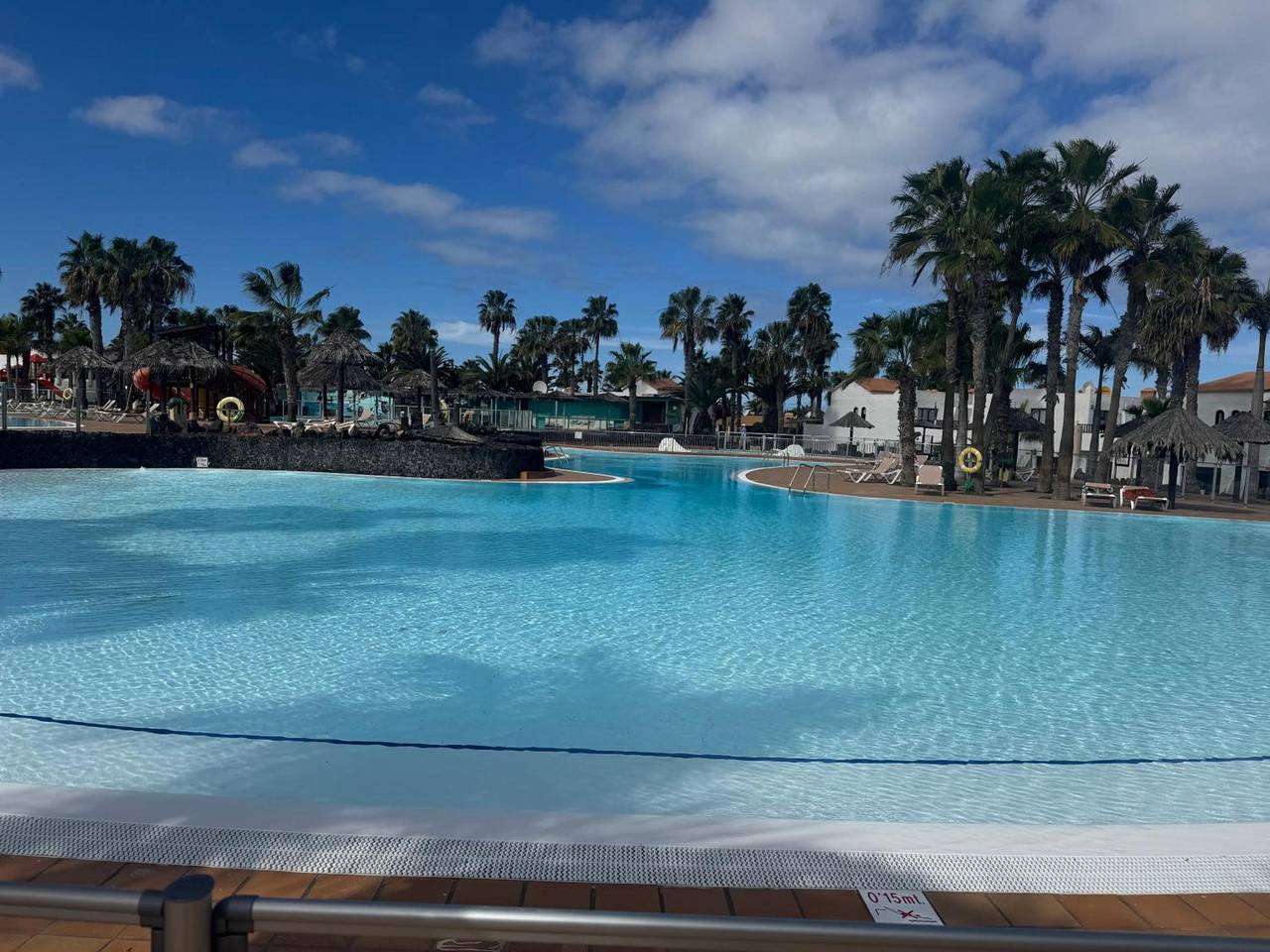 Apartamento entero, Vacaciones 'Oasis Soleado' con piscina compartida, Wi-Fi y aire acondicionado in Corralejo, La Oliva