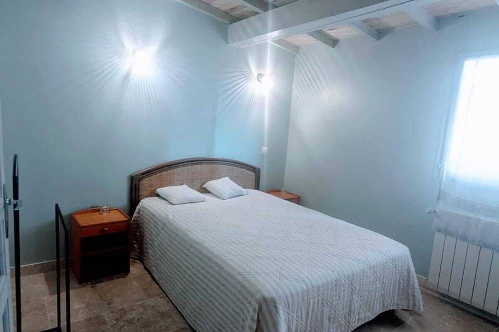 Ganze Wohnung, At the foot of the medieval town of Lauzerte.comfortable apartment with swimming pool in Lauzerte, Quercy