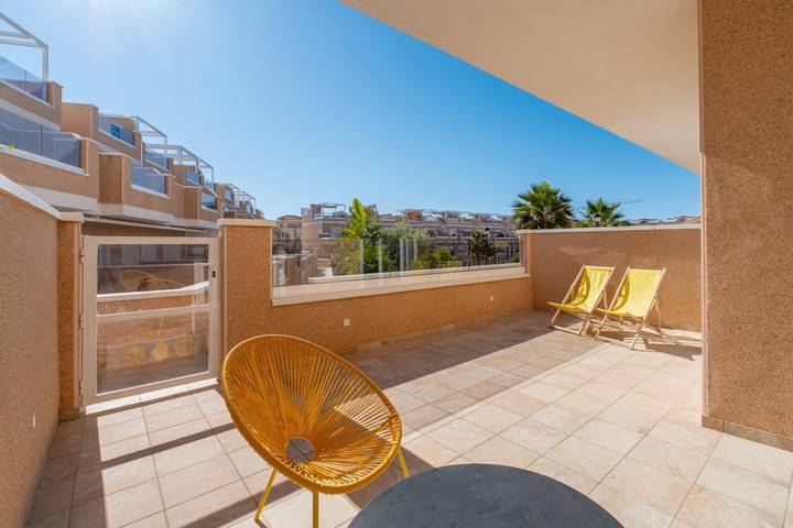 Ganze Wohnung, Apartment '2' mit Gemeinschaftspool, privater Terrasse und WLAN in El Mojón (Alicante), Pilar de la Horadada
