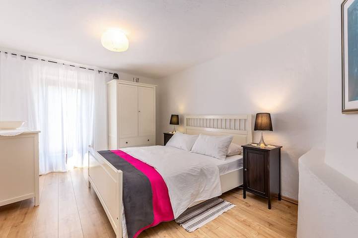 Insel Krk/ Kroatien: Haus mit großem privatem Garten, Ruhe, Pool, Strand 1 km in Omisalj, Krk