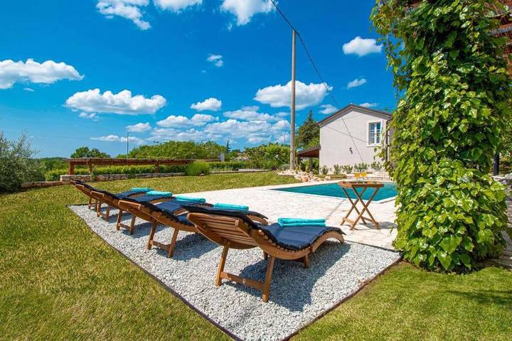 Location de vacances pour 6 personnes, avec piscine et jardin, animaux acceptés à Tinjan - 4