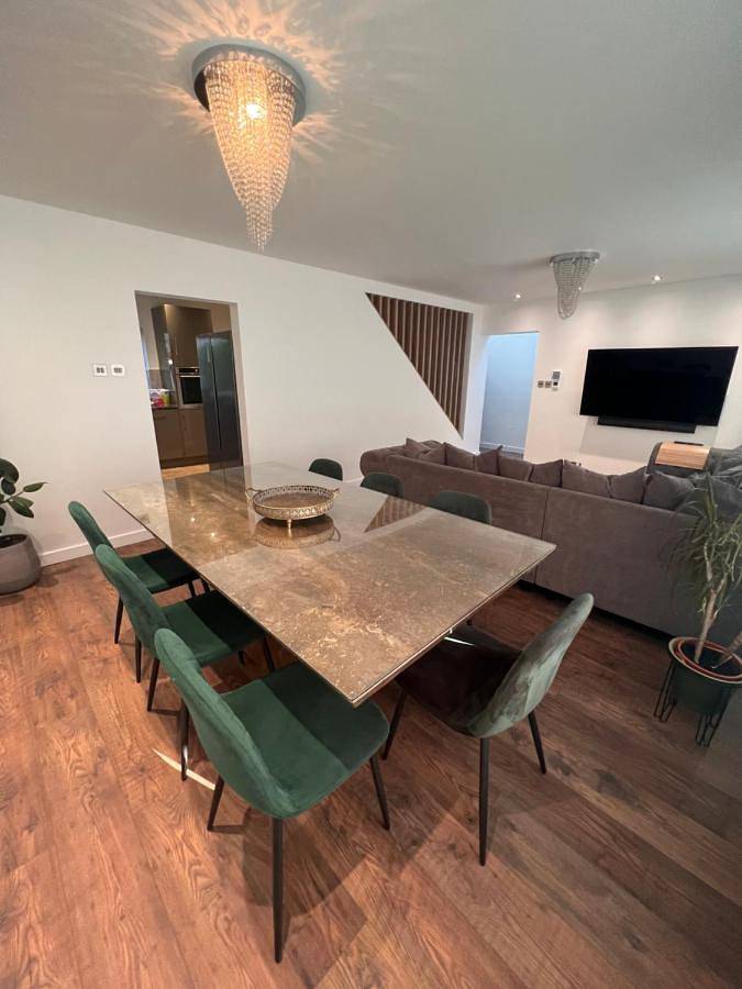 Apartment for 8 people, with terrace and sauna in Basildon