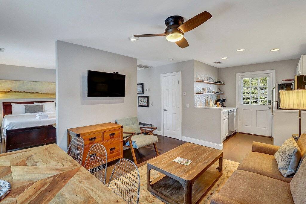 Ganze Wohnung, Bleiben Sie bei Lucky Savannah: Modernes Carriage House am Crawford Square! in Savannah, Chatham County