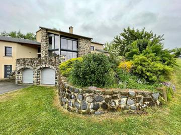 Cottage pour 10 personnes, avec terrasse ainsi que jardin et vue, animaux acceptés à Saint-Julien-Chapteuil