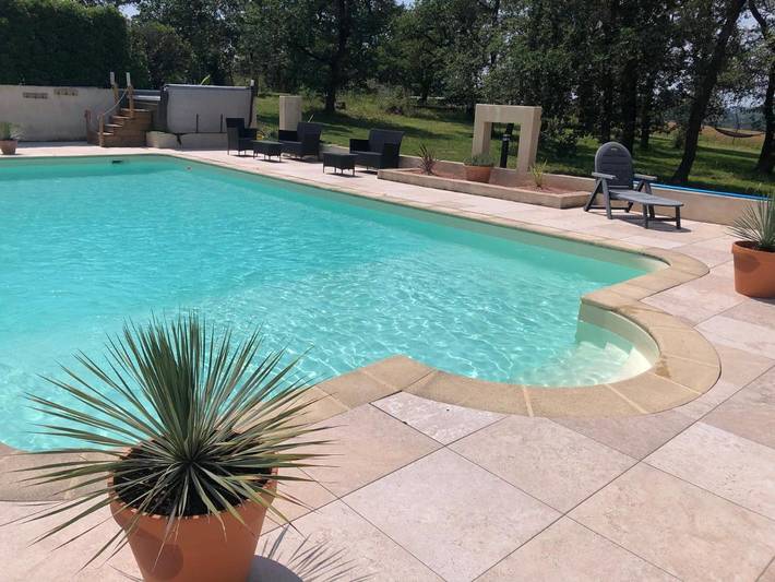 Location de vacances pour 15 personnes, avec Jacuzzi et Terrasse ainsi que Jardin et Piscine à Bellegarde (Tarn)