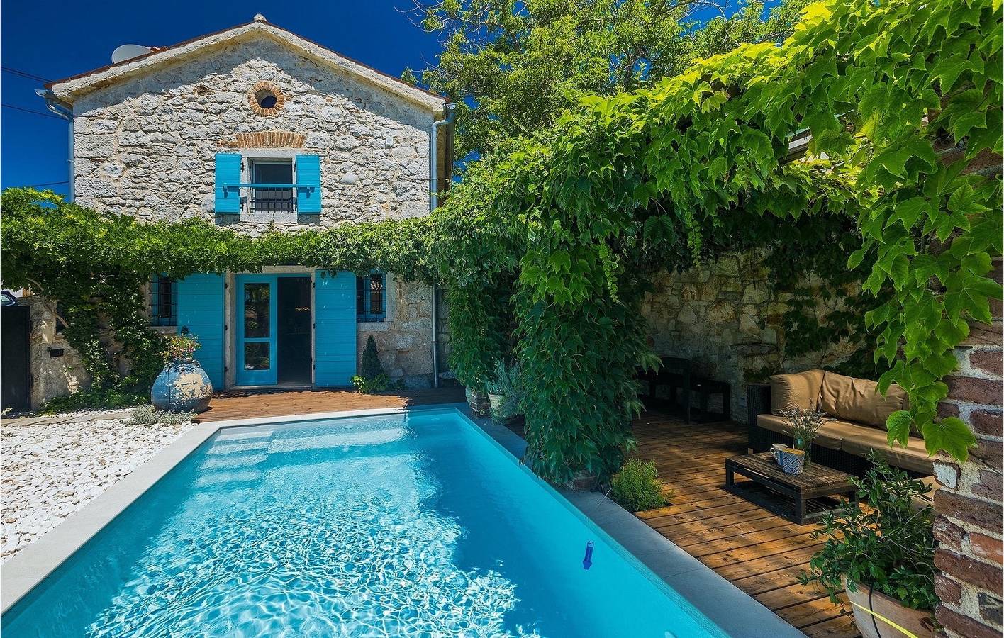 Appartement confortable de 2 chambres avec piscine chauffée, Wi-Fi et parking à Dracevac in Dracevac, Région de Porec
