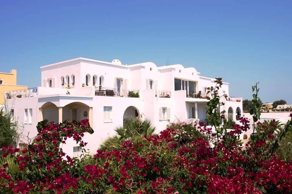 Bliss Estate, vista para o mar, junto à praia preto, Exclusive. in Monolithos, Santorini