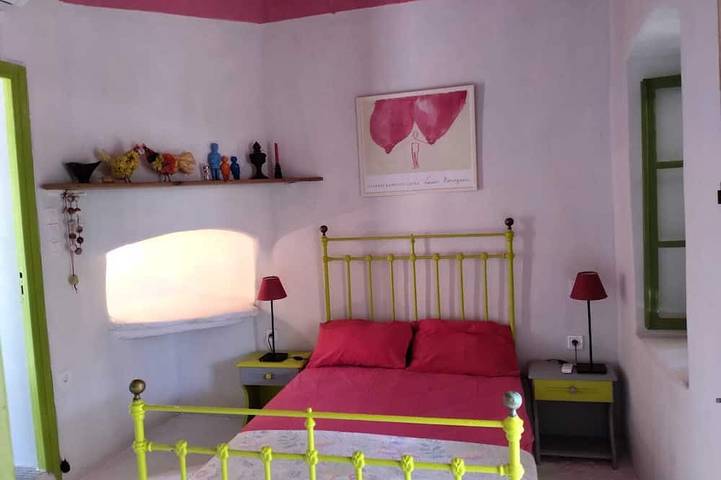 Cycladic house, swimming pool, 10-minute walk to the beach in Syros