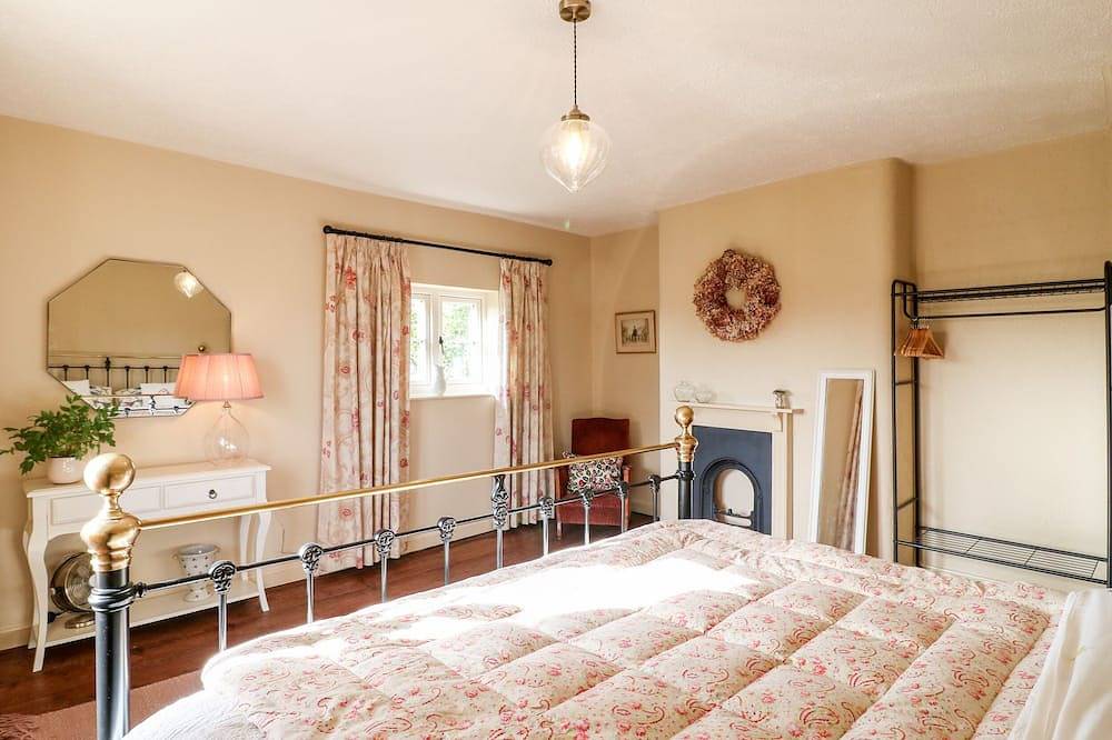Bluebell Cottage, family friendly, with open fire in Rugeley in Staffordshire