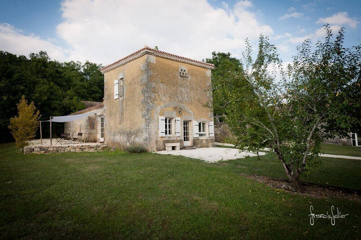 Gîte pour 4 personnes, avec terrasse et jardin, animaux acceptés à Mouthiers-sur-Boëme