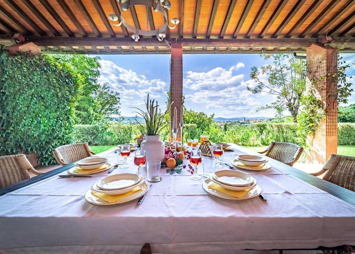 Villa per 7 persone, con giardino e panorama nonché piscina, con animali domestici in Reggello