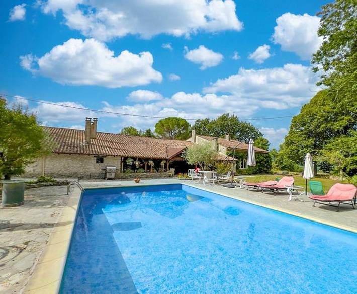 Location de vacances pour 6 personnes, avec piscine ainsi que vue et jardin à Loubès-Bernac - 2