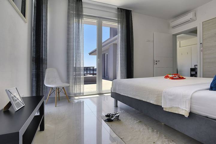 Stilvolle Villa***** mit Pool,Klavier,200 m vom Meer,Top Lage,Restaurants,Bars in Pula-Medulin, Pomer