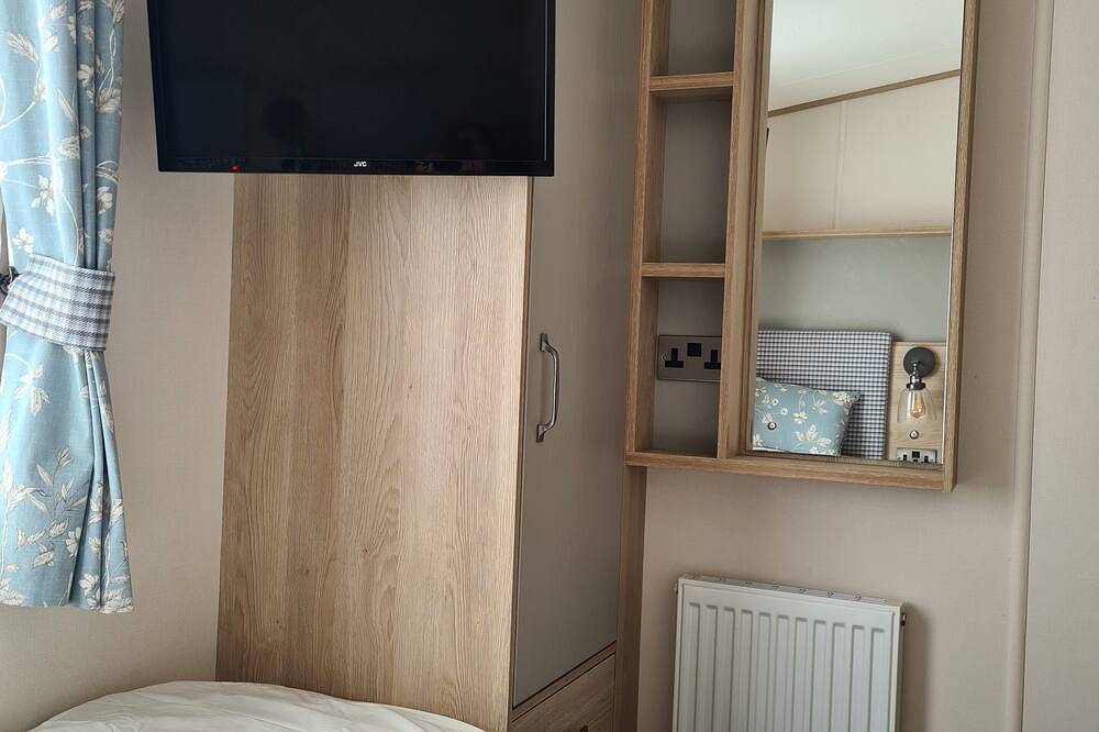 Family-Friendly 6-berth caravan with onsite leisure facilities. in St Margaret's at Cliffe, Kent
