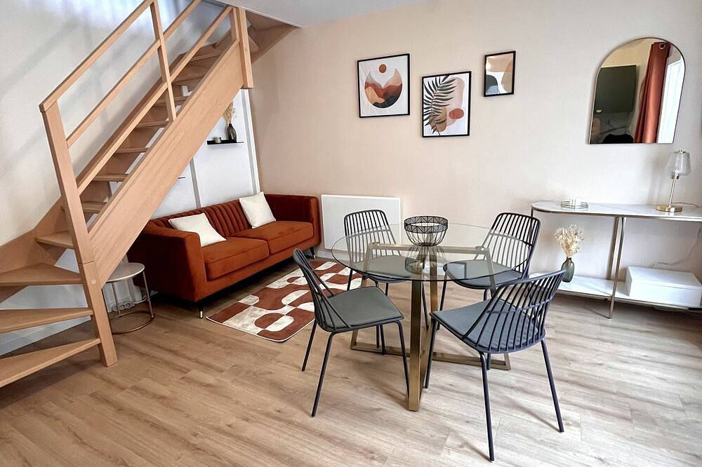Pretty village house, close to shops, bars and restaurants in Pierrevert, Regionaler Naturpark Luberon
