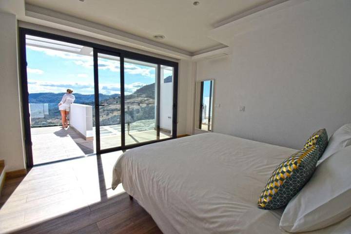 Chalet para 10 personas, con jardín además de jacuzzi y piscina en Serranía de Ronda - 4