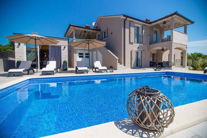 Villa for 8 people, with garden and pool - 1