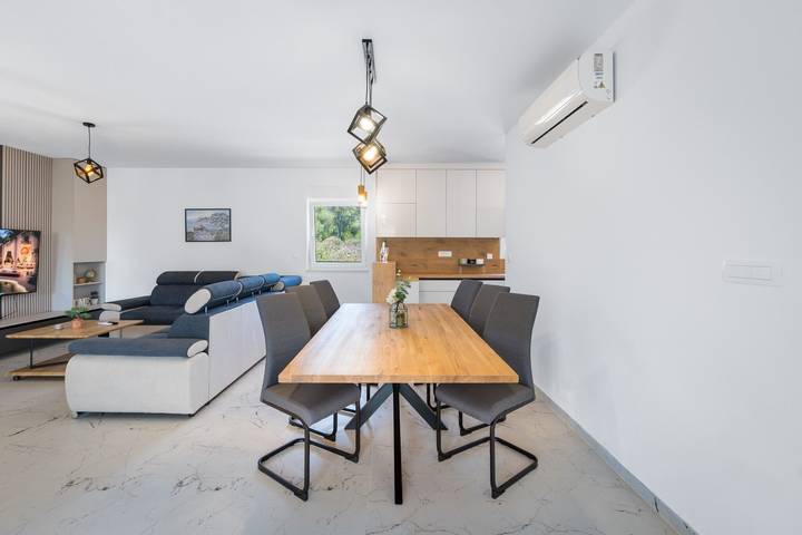 Villa pour 6 personnes, avec vue et terrasse ainsi que jardin et piscine dans Vir