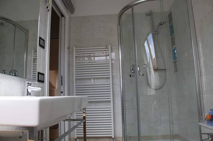 Appartement entier, Penthouse sur deux niveaux à 20 mètres de la mer dans le centre de Loano in Loano, Riviera di Ponente