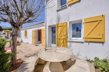Gîte pour 6 personnes, avec terrasse dans La Terrière