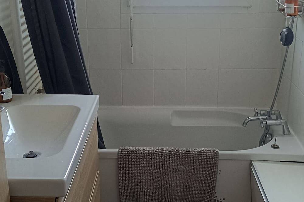 Entire apartment, 90m2 Rénové au Calme - 15 min de La Défense Arena in Houilles, Yvelines