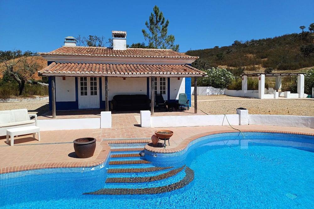 Casa de campo aislada de 2 dormitorios con piscina privada en el campo de senderismo in Garvão e Santa Luzia, Beja Distrikt
