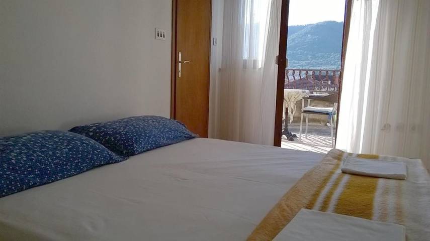 Gîte pour 2 personnes, avec jardin ainsi que terrasse et vue à Stari Grad - 4