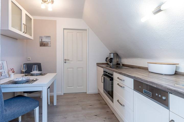 Ganze Wohnung, Schöne 2-Zimmerwohnung im 1. Obergeschoss mit Balkon im Ortsteil Dorf in St. Peter-Bad, St. Peter-Ording