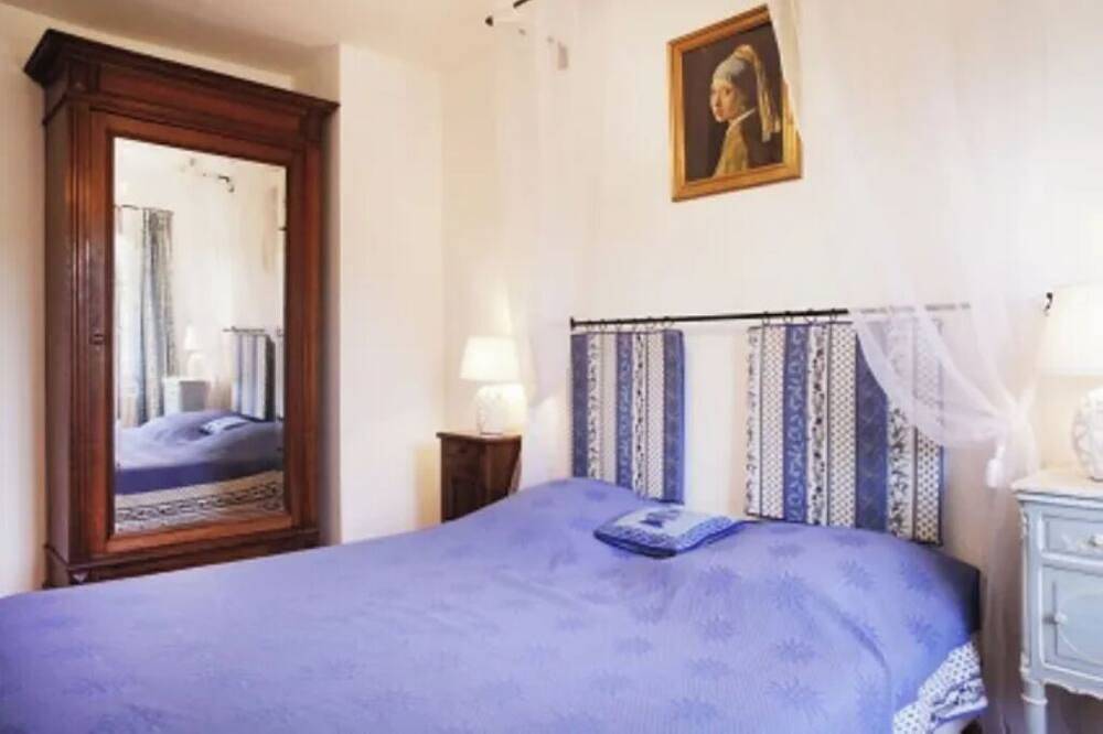 Entire apartment, Charm and comfort in the heart of Manguin - Balcony overlooking park and barbecue in Fourques, Nimes region