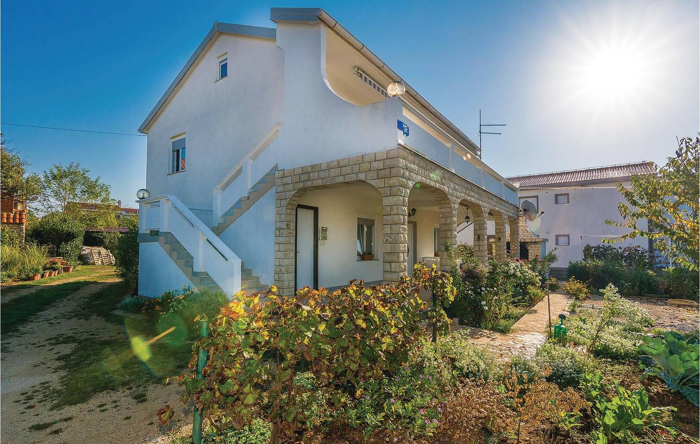 Entire holiday apartment, Cozy 1-Bed Apartment with Terrace, Kitchen, and 1km to Beach in Vir