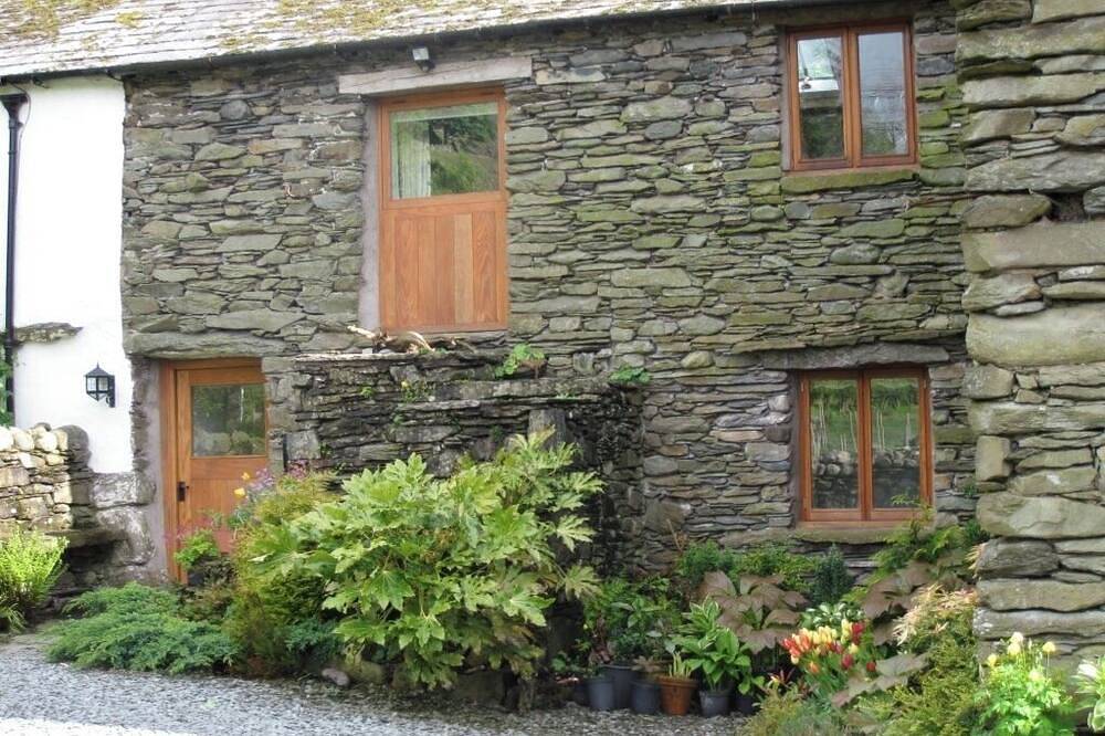 Mill Cottage, Hartsop, a cosy bijou hide-away surrounded by mountains in Glenridding, Lake District