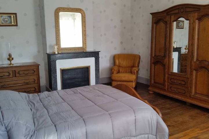 Cottage, farmhouse. in Bernouil, Avallon region