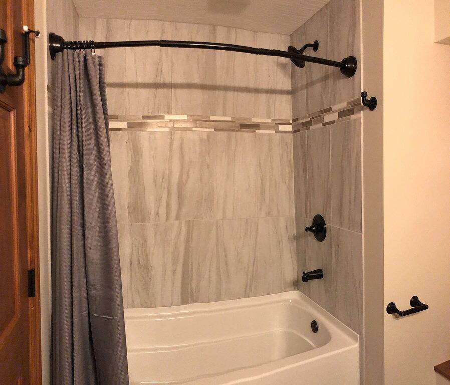 Mount Olive-Kabine-Eigenes Badezimmer in Hocking Hills