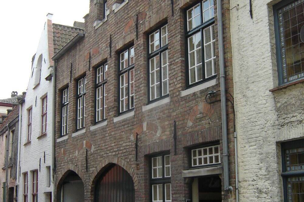 Affascinante casa nel centro di Bruges proprio lungo i canali verdi in Bruges, Provincia delle Fiandre Occidentali