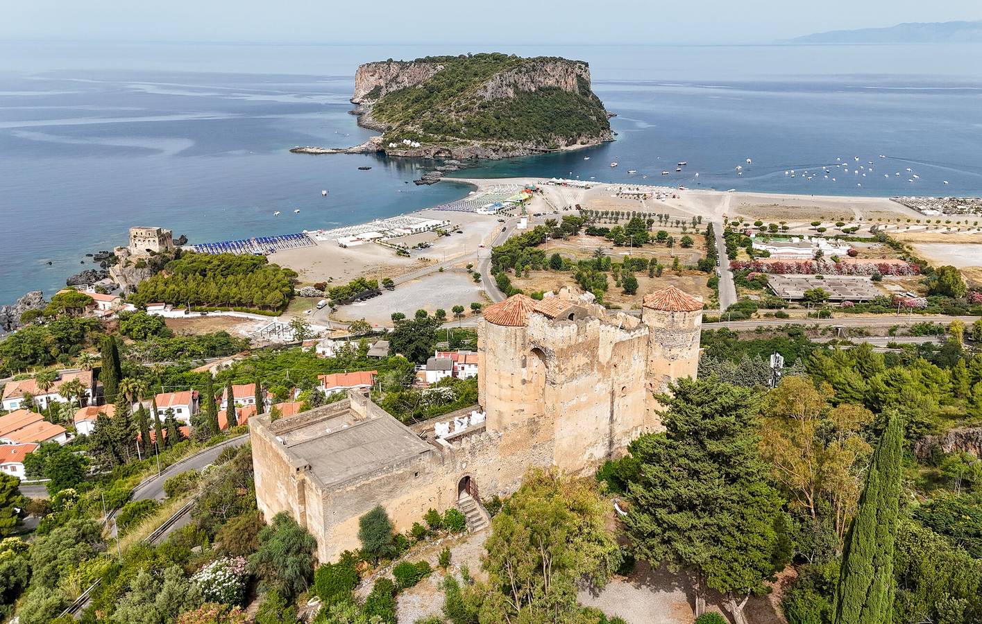 Apartment mit Meerblick, WiFi, AC & Parkplatz, 2km zum Strand in Praia a Mare, Tyrrhenische Küste Kalabrien