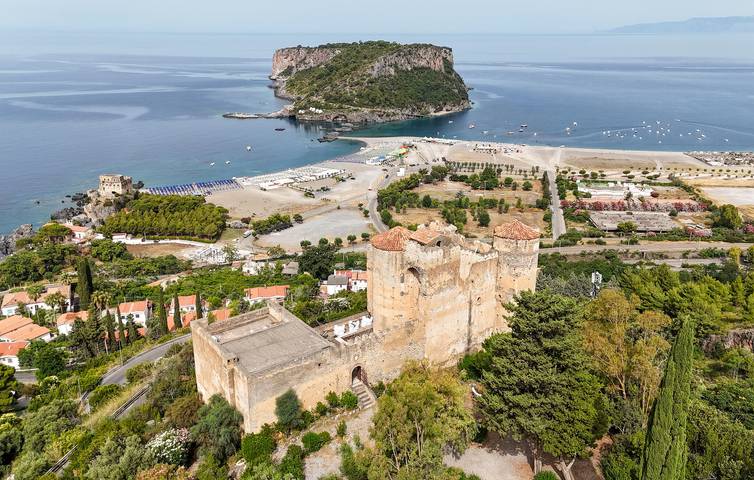 Casa vacanza per 10 persone, con Terrazza e Giardino a Praia a Mare