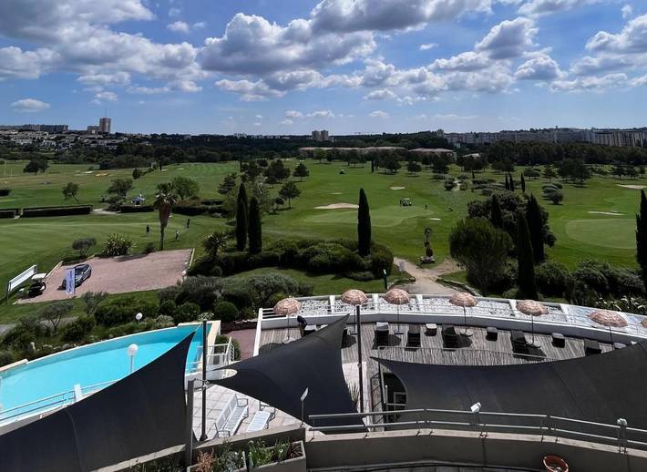Hôtel pour 4 personnes, avec Balcon et Terrasse ainsi que Jardin et Piscine