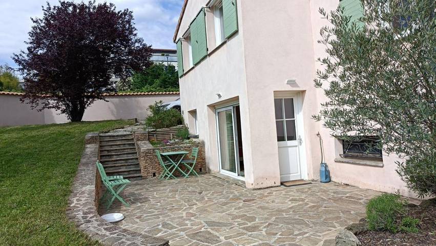 Chambre d’hôte pour 3 personnes, avec Terrasse et Jardin à Saint-Genis-Laval