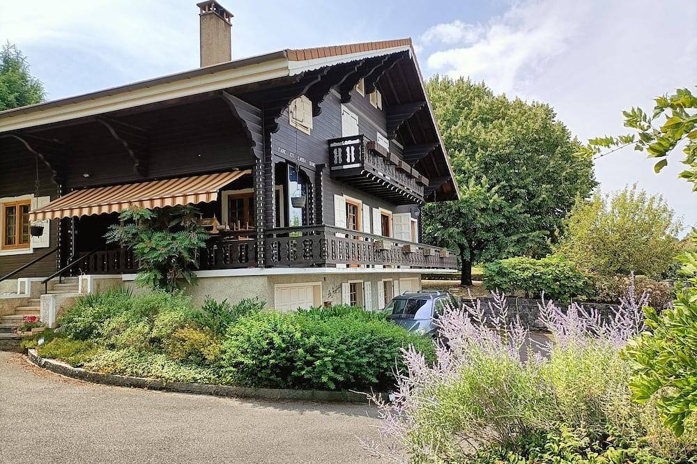 Grand Chalet 200 m2 avec dortoir, salle de jeux  pour les enfants vue lac Léman in Lugrin, Région de Thonon-les-Bains