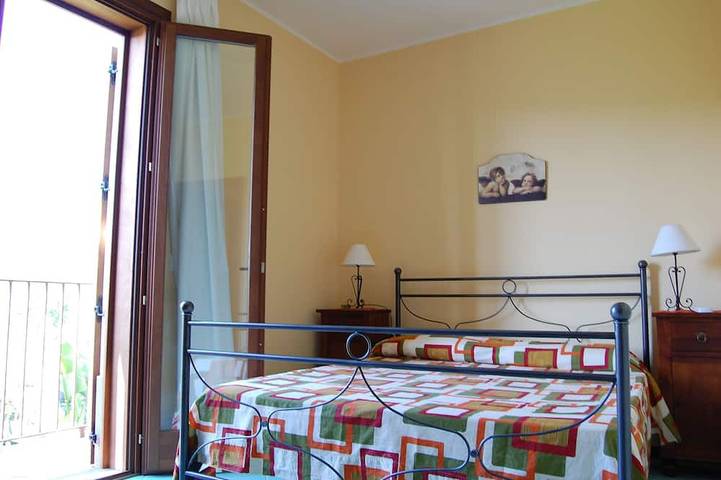 Entire apartment, Three room apartment :Seafront residence with pool and garden in Santa Tecla, Acireale