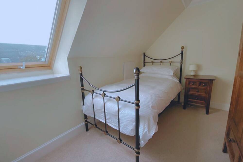 Buttercup Cottage - sleeps 5 guests  in 3 bedrooms in Argyll & Bute