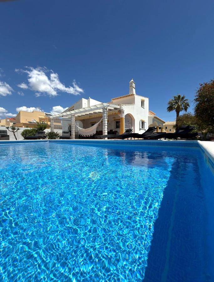 Chalet para 12 personas, con jardín además de piscina y jacuzzi en Altura