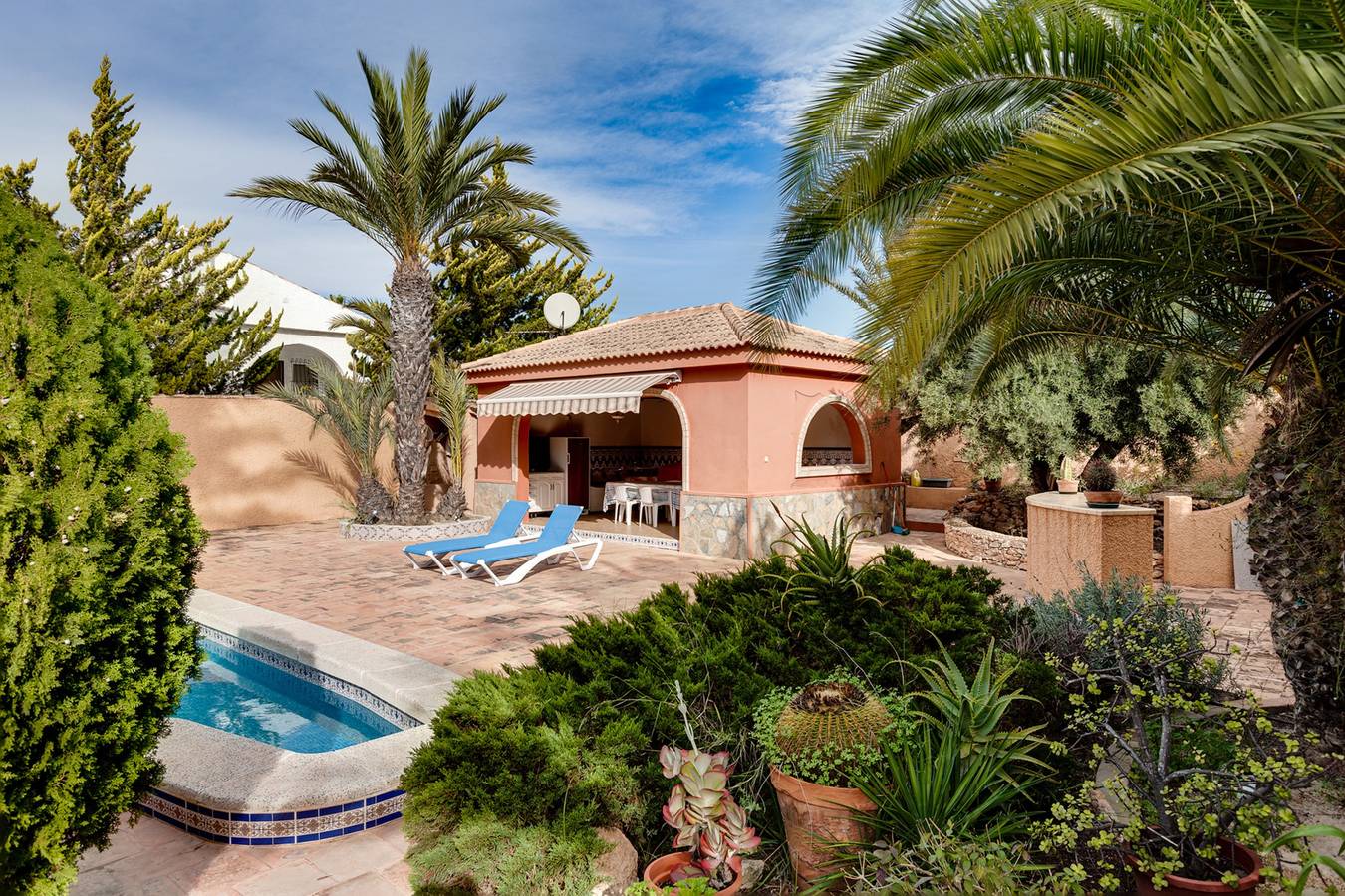 Entire apartment, Charming Villa in Torrevieja with Private Pool in El Chaparral, Torrevieja