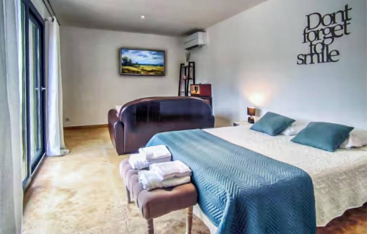 Verquières Terrace Apartment with Pool and WiFi in Les Paluds de Noves, Noves
